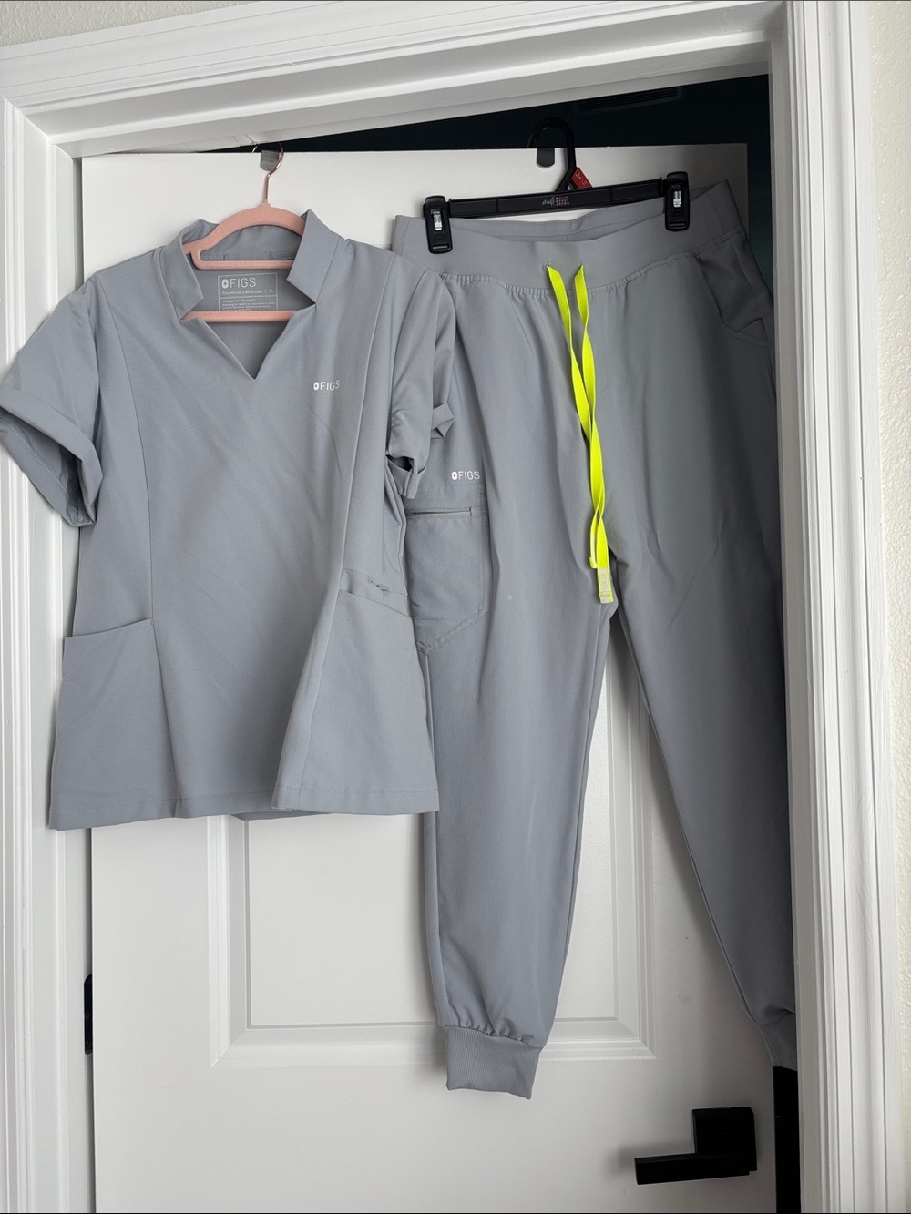 Women's Silver
Arrows Inala™ -
Slim Extremes
Scrub Top
M - Silver Arrows